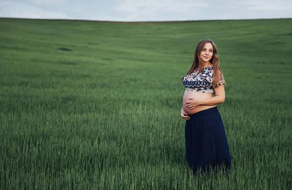 Uma Mulher Grávida Campo Trigo Verde Dia Verão — Fotografia de Stock