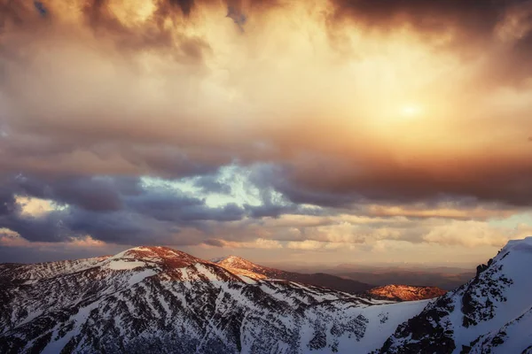 Farbenfroher Frühlingssonnenuntergang Über Den Bergketten Den Karpaten Des Nationalparks Ukraine — Stockfoto