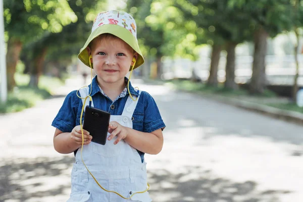 かわいい男の子の屋外の写真のためにポーズします ウクライナ ヨーロッパ — ストック写真