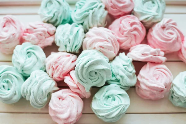 Läcker Hemmagjord Marshmallow Olika Färger Vit Yta Trä — Stockfoto