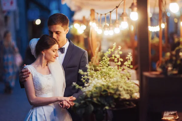 Hochzeitspaar Der Nacht Café Zusammen Mit Dekorationslichtern — Stockfoto