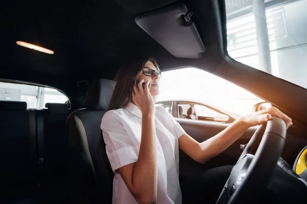 Mujer Negocios Hablando Por Teléfono Coche — Foto de Stock