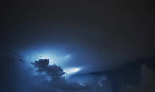 Blitzeinschlag Bewölkten Dunklen Himmel Traumhafte Sommernachtsszene — Stockfoto