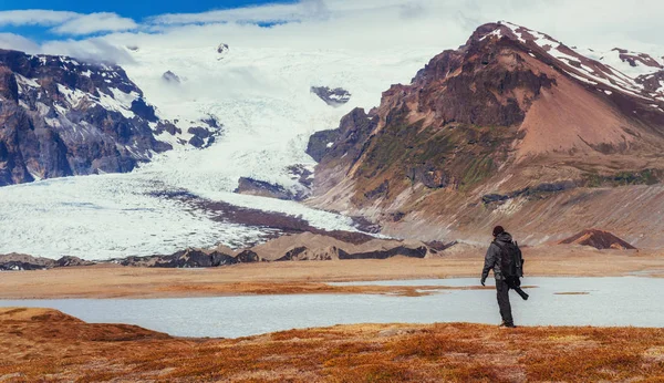 Fotograf Urokliwe Miejsce Islandii Podziwianie Piękna Gór Fantastyczne Wiosnę Krajobraz — Zdjęcie stockowe