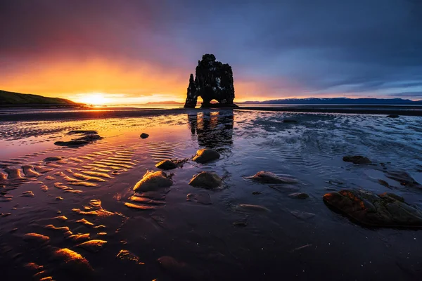 Hvitserkur アイスランドの北部海岸の海の壮大な岩です 伝説は 石化したトロールだと言います この写真上 Hvitserkur を反映している 海の水で深夜日没後 — ストック写真