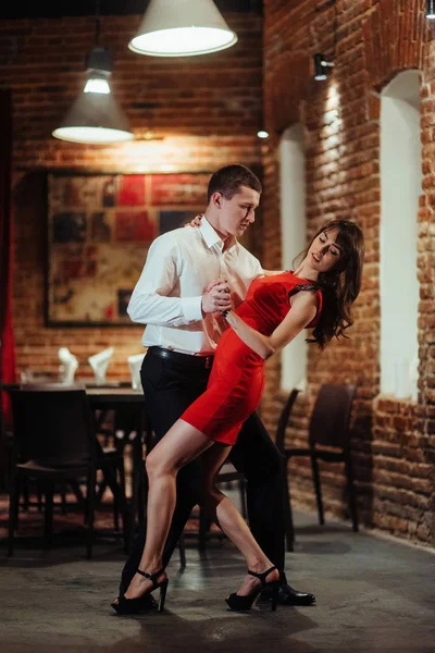 Tančící Mladý Pár Bílém Pozadí Vášnivé Salsy — Stock fotografie
