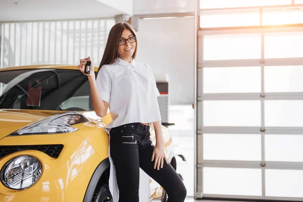 Retrato Una Joven Mujer Hermosa Mirando Cámara Coche Mostrando Las — Foto de Stock