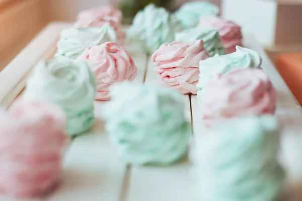 Köstliche Hausgemachte Marshmallow Verschiedenen Farben Auf Einer Weißen Holzoberfläche — Stockfoto