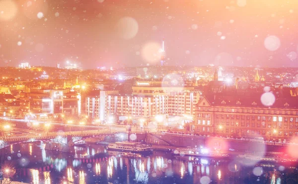 伏尔塔瓦河河和桥梁的晚上看法捷克共和国布拉格 照片贺卡 散景轻效果 软过滤器 — 图库照片