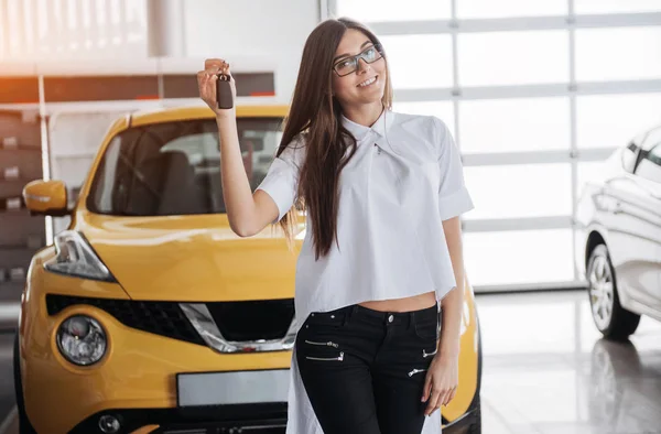 Retrato Uma Jovem Mulher Bonita Olhando Para Câmera Carro Mostrando — Fotografia de Stock