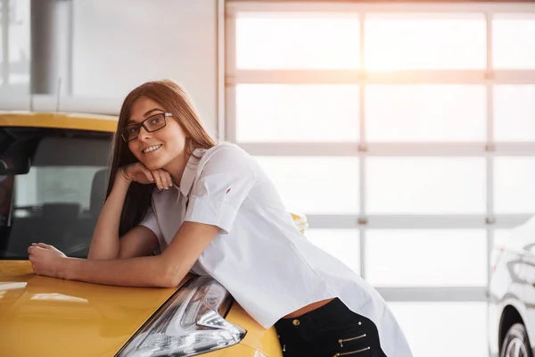 Chica Bonita Está Pie Cerca Coche Ella Está Apoyada Techo — Foto de Stock