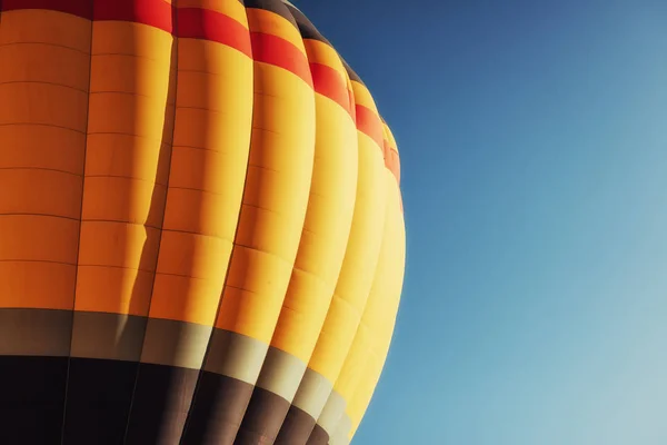 Balon Bliska Zobacz Przeciwko Zachmurzone Niebo Niebieski Kolor — Zdjęcie stockowe