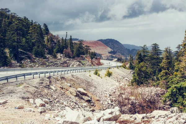Bir güzel asfalt yol dağlara o videoyu izlemek.