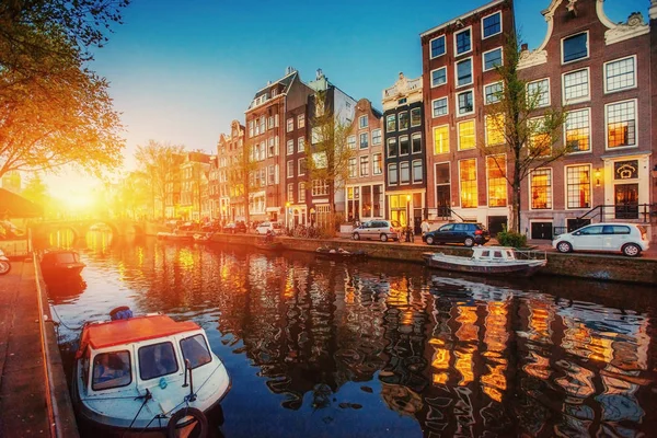 Amsterdam Canal Fantastischer Sonnenuntergang Spiegelt Sich Wasser Wider — Stockfoto