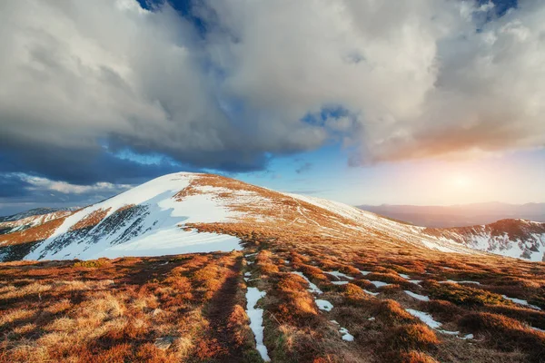Lente Berglandschap Snowy Mountains Mooie Cumulus Wolken Karpaten Oekraïne Europa — Stockfoto