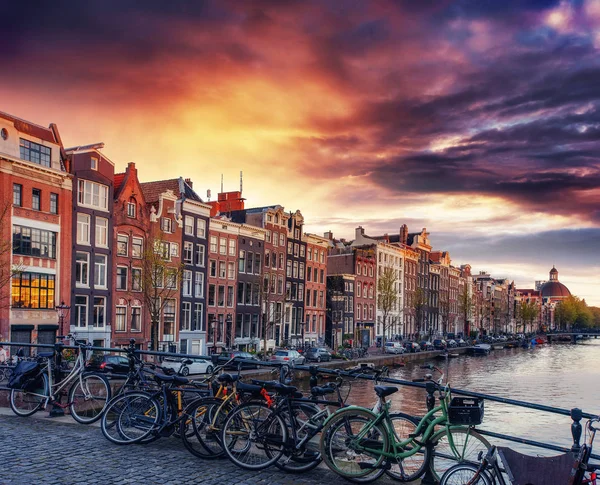 Amsterdam kanal batıda. Amsterdam Hollanda başkenti ve en kalabalık şehirde olduğunu.