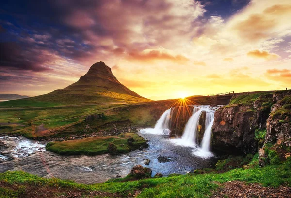 Яскравий Захід Сонця Над Ландшафтами Водоспадами Гора Кіркюфелл Ісландія — стокове фото