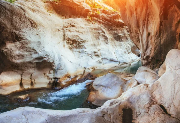 Türkiye'de Göynük Kanyonu'nin manzaralarına. Güzel dağ buzul su. Antalya.