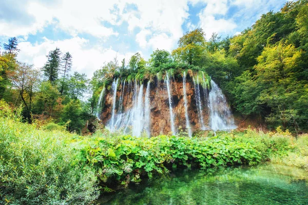 Fantastisk Utsikt Över Vattenfall Och Turkosa Vatten Och Solljus Plitvicesjöarna — Stockfoto