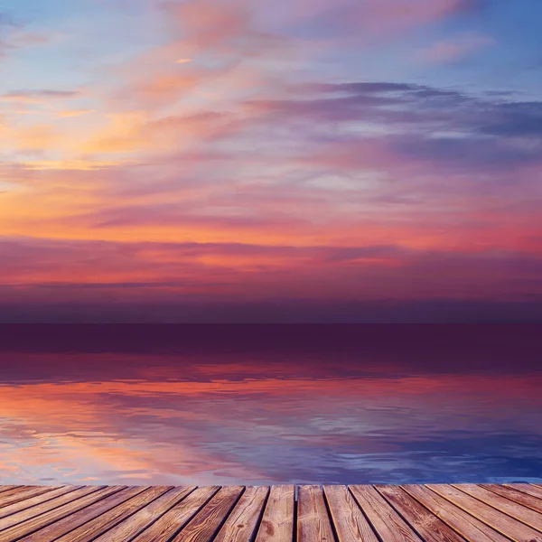 Hermosa Puesta Sol Sobre Mar Con Reflejo Agua Majestuosas Nubes — Foto de Stock