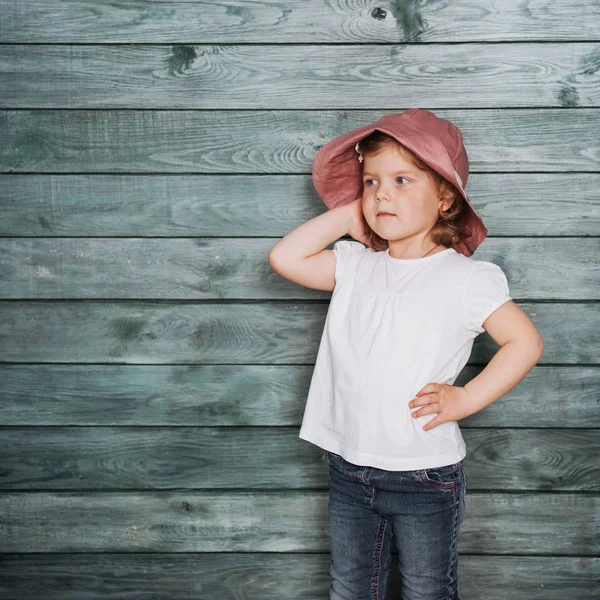 Küçük Kız Bebek Yaz Aylarında Panama Giyinmiş Moda — Stok fotoğraf