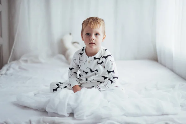 Дитина Якій Теплій Піжамі Грає Ліжку — стокове фото