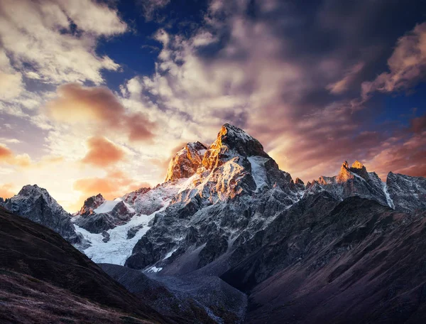 Hösten Landskap Och Snö Berg Vackra Cumulusmoln Kaukasiska Höglandsryggen Typ — Stockfoto