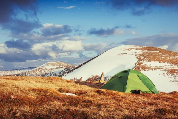 春の山で観光テント — ストック写真