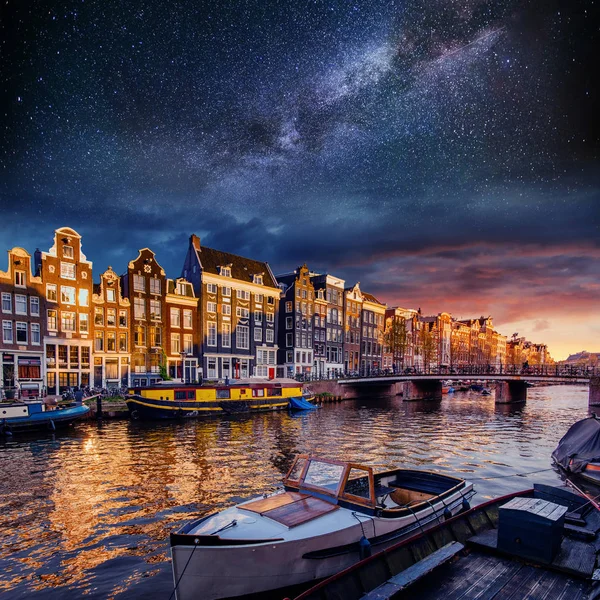 Hermosa Noche Amsterdam Iluminación Nocturna Edificios Embarcaciones Cerca Del Agua — Foto de Stock