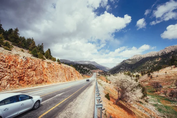 Piękny Scenic Highway Górach Samochód Jeździ Nawierzchni Asfaltowych — Zdjęcie stockowe