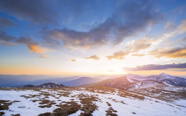 Mysterieuze Winter Landschap Majestueuze Bergen Winter Magische Winter Sneeuw Bedekte — Stockfoto