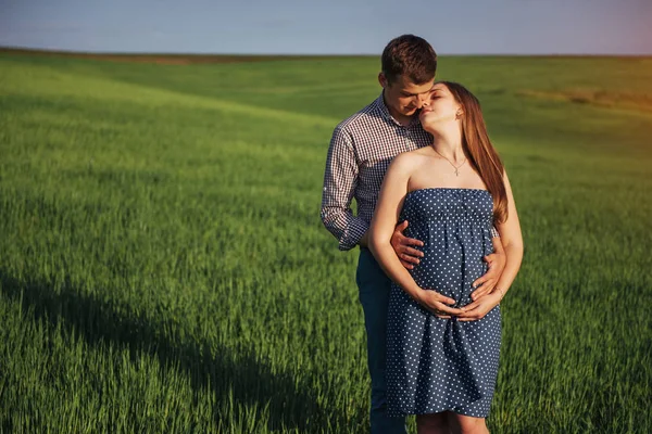 Familia Feliz Abrazándose Campo Trigo Verde Madre Esperando Niño Las —  Fotos de Stock