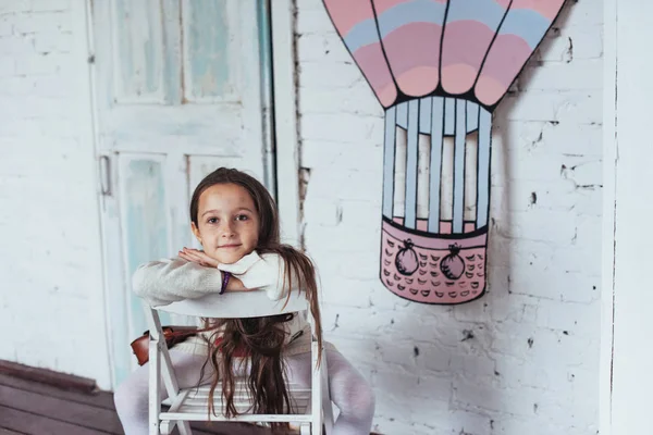 Portret Pięknej Małej Dziewczynki Śmiejąc Się Studio — Zdjęcie stockowe