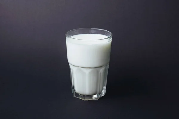 Transparentes Glas Milch Auf Schwarzem Hintergrund — Stockfoto