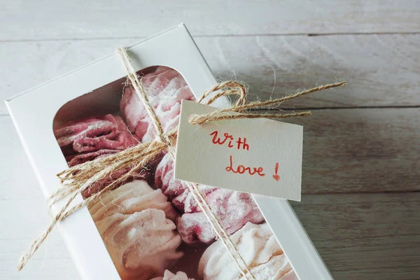 Eibisch Einer Schachtel Auf Weißem Holzgrund Köstliches Süßes Geschenk Überraschung — Stockfoto