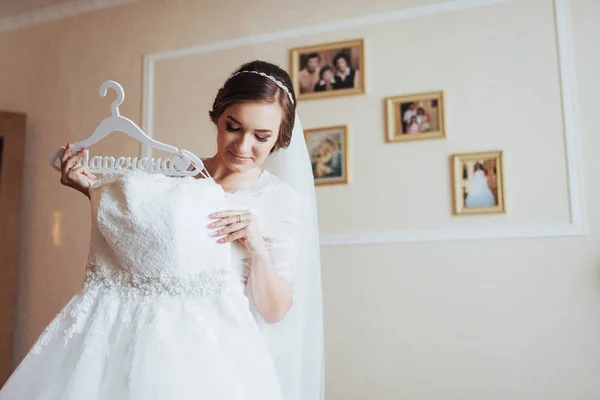 Flicka Försöker Brudklänning Bästa Dagen Mitt Liv — Stockfoto