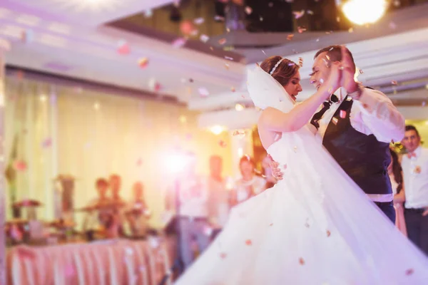 Щаслива Наречена Наречена Перший Танець Весілля Елегантному Ресторані Чудовим Світлом — стокове фото