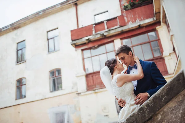 Ritratto Matrimonio Una Coppia Felice Alzarsi Baciarsi Strade Della Città — Foto Stock