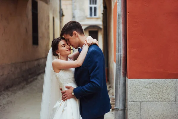 Retrato Casamento Casal Feliz Fique Beijando Nas Ruas Cidade Velha — Fotografia de Stock