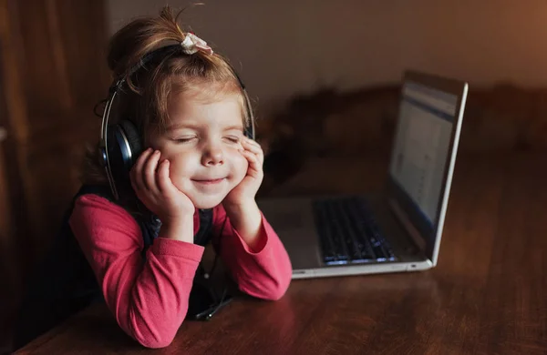 Счастливый Красивый Ребенок Наушниках Слушает Музыку — стоковое фото