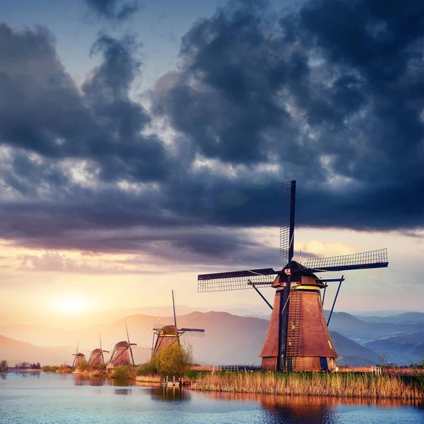 Kleurrijke Lente Met Traditionele Windmolens Nederlandse Kanaal Rotterdam Houten Pier — Stockfoto