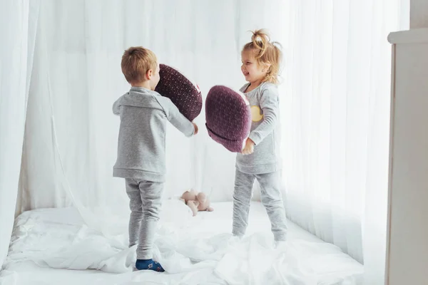 Crianças Pijama Macio Quente Brincando Cama — Fotografia de Stock