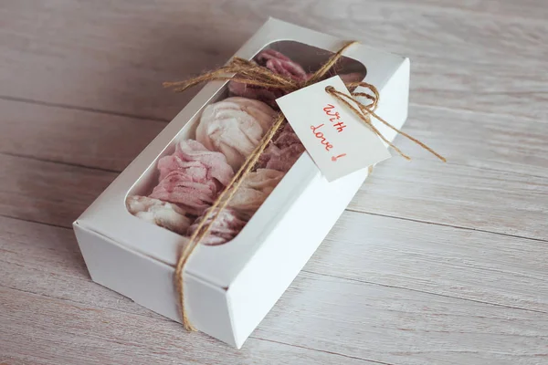 Marshmallow Box White Wooden Background Delicious Sweet Gift Surprise — Stock Photo, Image