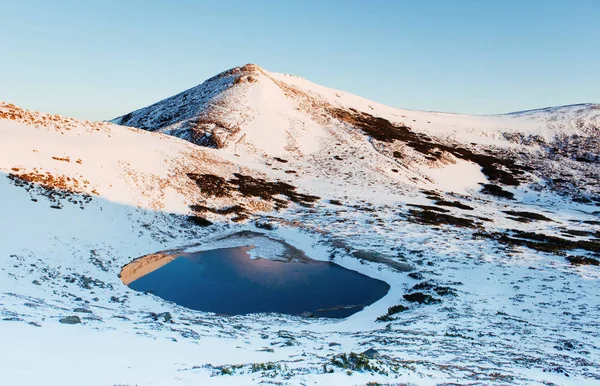 Mountain Lake Reflet Ciel Dans Eau Paysage Printanier Carpates Ukraine — Photo