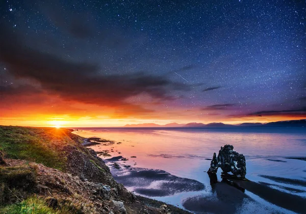 Hvitserkur Wysokości Fantastyczne Gwiaździste Niebo Mlecznej Wschodnim Wybrzeżu Półwyspu Vatnsnes — Zdjęcie stockowe