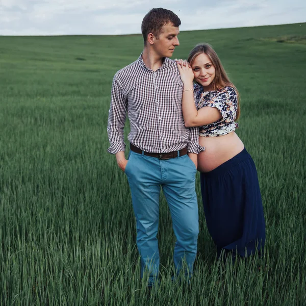 Casal Feliz Espera Bebé Belos Jovens Pais Uma Sessão Fotos — Fotografia de Stock