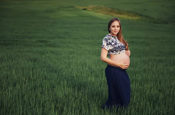 Une Femme Enceinte Dans Champ Blé Vert Jour Été — Photo