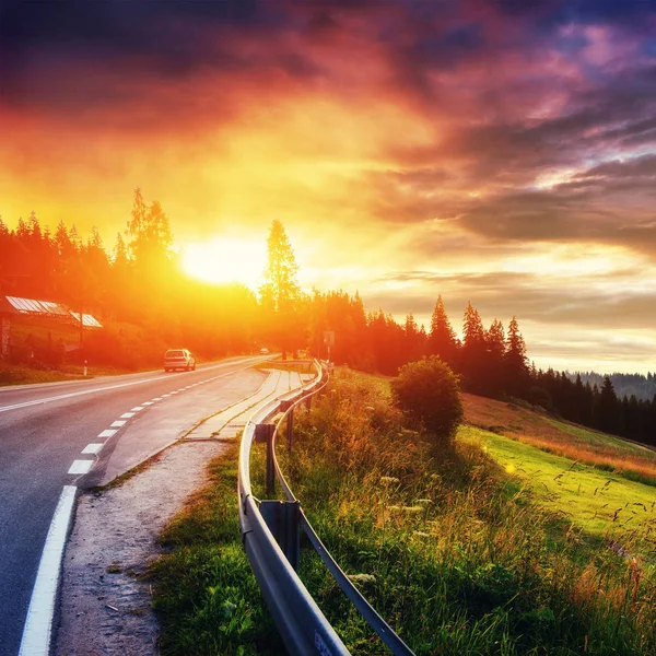 Pôr Sol Fantástico Que Leva Montanhas Estrada Asfalto Com Marcas — Fotografia de Stock