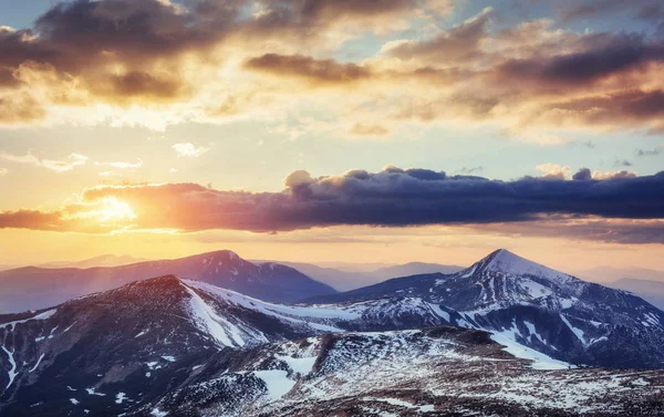 Farbenfroher Frühlingssonnenuntergang Über Den Bergketten Den Karpaten Des Nationalparks Ukraine — Stockfoto