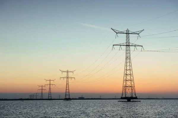 Elektrische Palen Het Water Bij Zonsondergang — Stockfoto